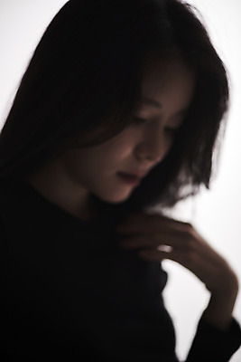 포토 JPG 스튜디오촬영 여자 패션 회색배경 실내 한명 서기 상반신 20대 성인 옆모습 한국인 감성 프로필 성인여자한명만 저채도 차분 국내포토 1 뷰포인트 컬러 백그라운드 컨셉 모션 사람 동양인 청년 내부 회색 여자한명만 성인여자만 파일형식