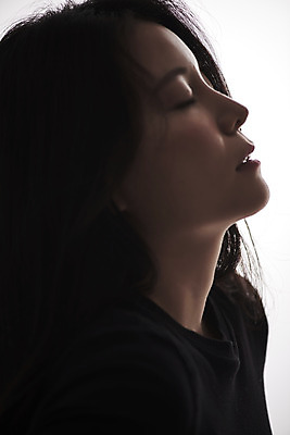 포토 JPG 스튜디오촬영 여자 패션 회색배경 실내 한명 서기 상반신 20대 성인 옆모습 한국인 감성 프로필 성인여자한명만 저채도 차분 국내포토 1 뷰포인트 컬러 백그라운드 컨셉 모션 사람 동양인 청년 내부 회색 여자한명만 성인여자만 파일형식