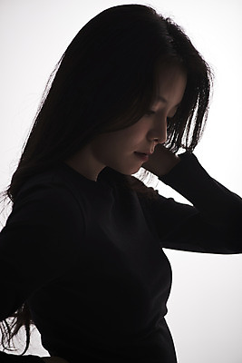 포토 JPG 스튜디오촬영 여자 패션 회색배경 실내 한명 서기 상반신 20대 성인 옆모습 한국인 감성 프로필 성인여자한명만 저채도 차분 국내포토 1 뷰포인트 컬러 백그라운드 컨셉 모션 사람 동양인 청년 내부 회색 여자한명만 성인여자만 파일형식