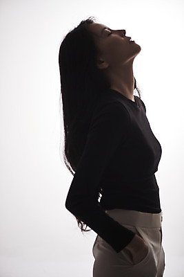 포토 JPG 스튜디오촬영 여자 패션 회색배경 실내 한명 서기 상반신 20대 성인 옆모습 한국인 감성 프로필 성인여자한명만 저채도 차분 국내포토 1 뷰포인트 컬러 백그라운드 컨셉 모션 사람 동양인 청년 내부 회색 여자한명만 성인여자만 파일형식