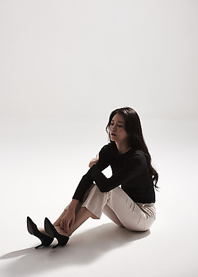 포토 JPG 스튜디오촬영 전신 여자 패션 회색배경 실내 한명 앉기 20대 성인 옆모습 한국인 감성 프로필 성인여자한명만 저채도 차분 국내포토 1 뷰포인트 컬러 백그라운드 컨셉 모션 사람 동양인 청년 내부 회색 여자한명만 성인여자만 파일형식