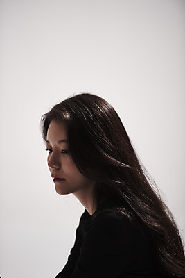 포토 JPG 스튜디오촬영 여자 패션 회색배경 실내 한명 상반신 20대 성인 옆모습 한국인 감성 프로필 성인여자한명만 저채도 차분 국내포토 1 뷰포인트 컬러 백그라운드 컨셉 사람 동양인 청년 내부 회색 여자한명만 성인여자만 파일형식