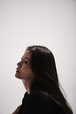 포토 JPG 스튜디오촬영 여자 패션 회색배경 실내 한명 상반신 20대 성인 옆모습 한국인 감성 프로필 성인여자한명만 저채도 차분 국내포토 1 뷰포인트 컬러 백그라운드 컨셉 사람 동양인 청년 내부 회색 여자한명만 성인여자만 파일형식