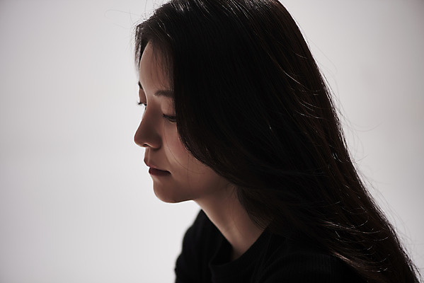 포토 JPG 스튜디오촬영 여자 패션 회색배경 실내 한명 상반신 20대 성인 옆모습 한국인 감성 프로필 성인여자한명만 저채도 차분 국내포토 1 뷰포인트 컬러 백그라운드 컨셉 사람 동양인 청년 내부 회색 여자한명만 성인여자만 파일형식