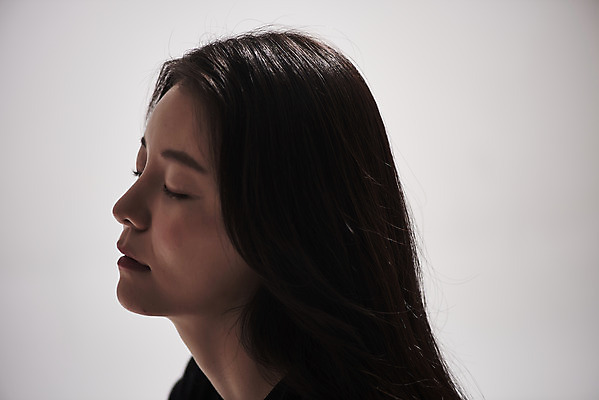 포토 JPG 스튜디오촬영 여자 패션 회색배경 실내 한명 상반신 20대 성인 옆모습 한국인 감성 프로필 성인여자한명만 저채도 차분 국내포토 1 뷰포인트 컬러 백그라운드 컨셉 사람 동양인 청년 내부 회색 여자한명만 성인여자만 파일형식