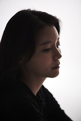 포토 JPG 스튜디오촬영 여자 패션 회색배경 실내 한명 상반신 20대 성인 옆모습 한국인 감성 프로필 성인여자한명만 저채도 차분 국내포토 1 뷰포인트 컬러 백그라운드 컨셉 사람 동양인 청년 내부 회색 여자한명만 성인여자만 파일형식