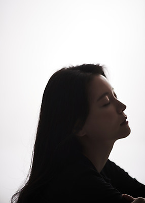 포토 JPG 스튜디오촬영 여자 패션 회색배경 실내 한명 상반신 20대 성인 옆모습 한국인 감성 프로필 성인여자한명만 저채도 차분 국내포토 1 뷰포인트 컬러 백그라운드 컨셉 사람 동양인 청년 내부 회색 여자한명만 성인여자만 파일형식