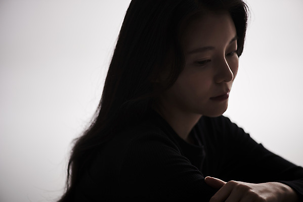 포토 JPG 스튜디오촬영 여자 패션 회색배경 실내 한명 상반신 20대 성인 옆모습 한국인 감성 프로필 성인여자한명만 저채도 차분 국내포토 1 뷰포인트 컬러 백그라운드 컨셉 사람 동양인 청년 내부 회색 여자한명만 성인여자만 파일형식