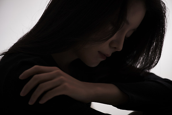 포토 JPG 스튜디오촬영 여자 패션 회색배경 실내 한명 근접촬영 상반신 20대 성인 옆모습 한국인 감성 프로필 성인여자한명만 저채도 차분 국내포토 1 뷰포인트 컬러 백그라운드 컨셉 사람 동양인 청년 내부 회색 여자한명만 성인여자만 파일형식