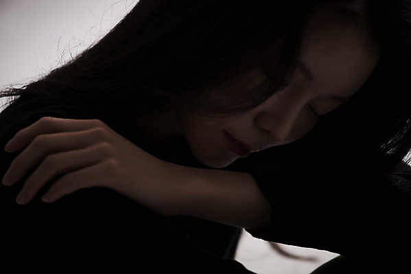 포토 JPG 스튜디오촬영 여자 패션 회색배경 실내 한명 근접촬영 상반신 20대 성인 옆모습 한국인 감성 프로필 성인여자한명만 저채도 차분 국내포토 1 뷰포인트 컬러 백그라운드 컨셉 사람 동양인 청년 내부 회색 여자한명만 성인여자만 파일형식