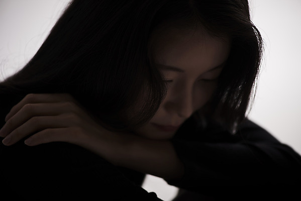 포토 JPG 스튜디오촬영 여자 패션 회색배경 실내 한명 근접촬영 상반신 20대 성인 옆모습 한국인 감성 프로필 성인여자한명만 저채도 차분 국내포토 1 뷰포인트 컬러 백그라운드 컨셉 사람 동양인 청년 내부 회색 여자한명만 성인여자만 파일형식