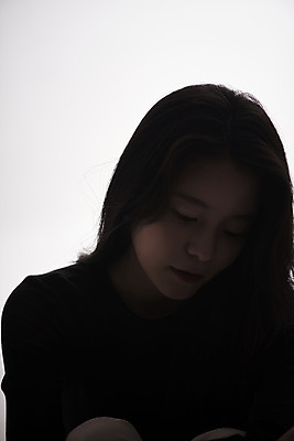 포토 JPG 스튜디오촬영 여자 패션 회색배경 실내 한명 근접촬영 상반신 20대 성인 앞모습 한국인 감성 프로필 성인여자한명만 저채도 차분 국내포토 1 뷰포인트 컬러 백그라운드 컨셉 사람 동양인 청년 내부 회색 여자한명만 성인여자만 파일형식