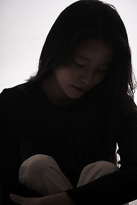 포토 JPG 스튜디오촬영 여자 패션 회색배경 실내 한명 근접촬영 상반신 20대 성인 앞모습 한국인 감성 프로필 성인여자한명만 저채도 차분 국내포토 1 뷰포인트 컬러 백그라운드 컨셉 사람 동양인 청년 내부 회색 여자한명만 성인여자만 파일형식