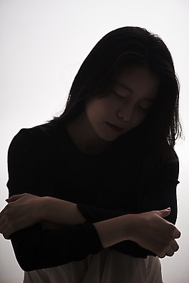 포토 JPG 스튜디오촬영 여자 패션 회색배경 실내 한명 상반신 20대 성인 앞모습 한국인 감성 프로필 성인여자한명만 저채도 차분 국내포토 1 뷰포인트 컬러 백그라운드 컨셉 사람 동양인 청년 내부 회색 여자한명만 성인여자만 파일형식