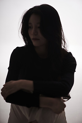 포토 JPG 스튜디오촬영 여자 패션 회색배경 실내 한명 상반신 20대 성인 앞모습 한국인 감성 프로필 성인여자한명만 저채도 차분 국내포토 1 뷰포인트 컬러 백그라운드 컨셉 사람 동양인 청년 내부 회색 여자한명만 성인여자만 파일형식