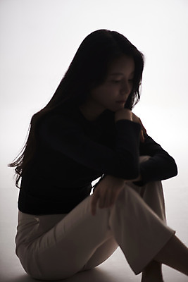 포토 JPG 스튜디오촬영 여자 패션 회색배경 실내 한명 상반신 20대 성인 옆모습 한국인 감성 프로필 성인여자한명만 저채도 차분 국내포토 1 뷰포인트 컬러 백그라운드 컨셉 사람 동양인 청년 내부 회색 여자한명만 성인여자만 파일형식