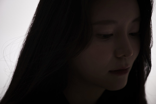 포토 JPG 스튜디오촬영 여자 패션 회색배경 실내 한명 근접촬영 상반신 20대 성인 옆모습 한국인 감성 프로필 성인여자한명만 저채도 차분 국내포토 1 뷰포인트 컬러 백그라운드 컨셉 사람 동양인 청년 내부 회색 여자한명만 성인여자만 파일형식