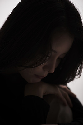 포토 JPG 스튜디오촬영 여자 패션 회색배경 실내 한명 근접촬영 상반신 20대 성인 옆모습 한국인 감성 프로필 성인여자한명만 저채도 차분 국내포토 1 뷰포인트 컬러 백그라운드 컨셉 사람 동양인 청년 내부 회색 여자한명만 성인여자만 파일형식