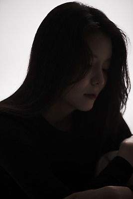 포토 JPG 스튜디오촬영 여자 패션 회색배경 실내 한명 근접촬영 상반신 20대 성인 옆모습 한국인 감성 프로필 성인여자한명만 저채도 차분 국내포토 1 뷰포인트 컬러 백그라운드 컨셉 사람 동양인 청년 내부 회색 여자한명만 성인여자만 파일형식