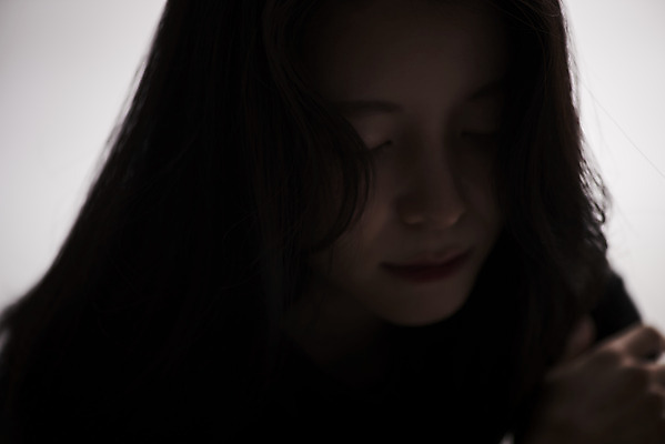 포토 JPG 스튜디오촬영 여자 패션 회색배경 실내 한명 근접촬영 상반신 20대 성인 옆모습 한국인 감성 프로필 성인여자한명만 저채도 차분 국내포토 1 뷰포인트 컬러 백그라운드 컨셉 사람 동양인 청년 내부 회색 여자한명만 성인여자만 파일형식