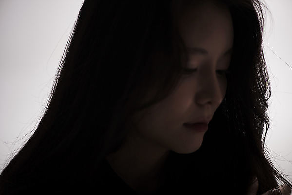 포토 JPG 스튜디오촬영 여자 패션 회색배경 실내 한명 근접촬영 상반신 20대 성인 옆모습 한국인 감성 프로필 성인여자한명만 저채도 차분 국내포토 1 뷰포인트 컬러 백그라운드 컨셉 사람 동양인 청년 내부 회색 여자한명만 성인여자만 파일형식