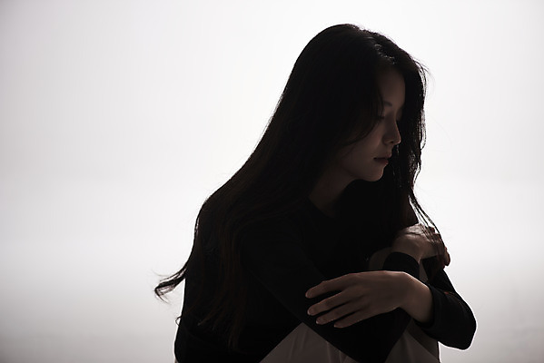 포토 JPG 스튜디오촬영 여자 패션 회색배경 실내 한명 상반신 20대 성인 옆모습 한국인 감성 프로필 성인여자한명만 저채도 차분 국내포토 1 뷰포인트 컬러 백그라운드 컨셉 사람 동양인 청년 내부 회색 여자한명만 성인여자만 파일형식