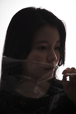 포토 JPG 스튜디오촬영 여자 패션 회색배경 실내 한명 상반신 20대 성인 옆모습 한국인 감성 프로필 성인여자한명만 저채도 차분 국내포토 1 뷰포인트 컬러 백그라운드 컨셉 사람 동양인 청년 내부 회색 여자한명만 성인여자만 파일형식