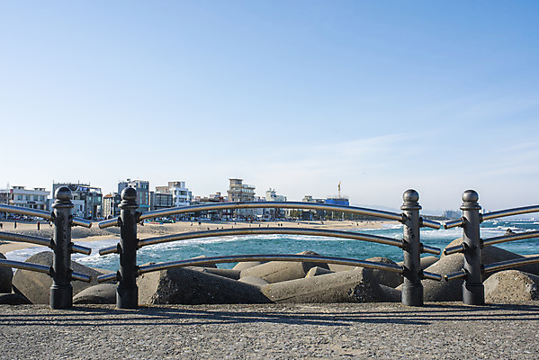 포토 JPG 주간 파도 바다 여행 겨울 사람없음 야외 건물 울타리 카페 해수욕장 방파제 강원도 강릉 카페거리 강릉항 국내포토 자연요소 건축물 계절 공공시설 거리 한국 담장 상점 항구 파일형식