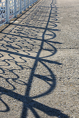 포토 JPG 주간 바다 여행 겨울 그림자 사람없음 야외 울타리 해수욕장 강원도 강릉 강릉항 국내포토 자연요소 계절 한국 담장 항구 파일형식