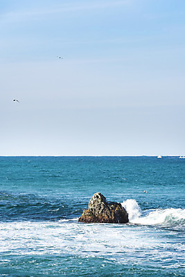 포토 JPG 주간 파도 바다 여행 겨울 하늘 사람없음 야외 바위 해수욕장 강원도 강릉 강릉항 국내포토 자연요소 계절 한국 항구 돌_바위 파일형식