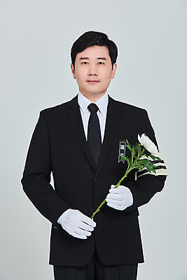 포토 JPG 스튜디오촬영 남자 꽃 장갑 회색배경 국화 실내 한명 들기 상반신 성인 앞모습 30대 한국인 애도 장례 상주 완장 성인남자한명만 상조 국내포토 식물 1 잡화 뷰포인트 백그라운드 모션 사람 동양인 내부 장년 회색 남자한명만 성인남자만 파일형식