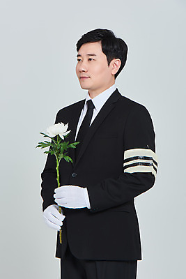 포토 JPG 스튜디오촬영 남자 꽃 장갑 회색배경 국화 실내 한명 들기 상반신 성인 옆모습 30대 한국인 애도 장례 상주 완장 성인남자한명만 상조 국내포토 식물 1 잡화 뷰포인트 백그라운드 모션 사람 동양인 내부 장년 회색 남자한명만 성인남자만 파일형식