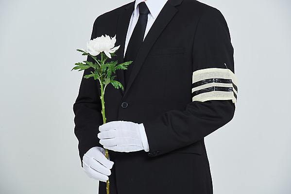 포토 JPG 스튜디오촬영 남자 꽃 장갑 회색배경 국화 실내 한명 들기 상반신 성인 옆모습 30대 한국인 애도 장례 상주 완장 성인남자한명만 상조 국내포토 식물 1 잡화 뷰포인트 백그라운드 모션 사람 동양인 내부 장년 회색 남자한명만 성인남자만 파일형식