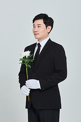 포토 JPG 스튜디오촬영 남자 꽃 장갑 회색배경 국화 실내 한명 들기 상반신 성인 옆모습 30대 한국인 애도 장례 성인남자한명만 상조 국내포토 식물 1 잡화 뷰포인트 백그라운드 모션 사람 동양인 내부 장년 회색 남자한명만 성인남자만 파일형식