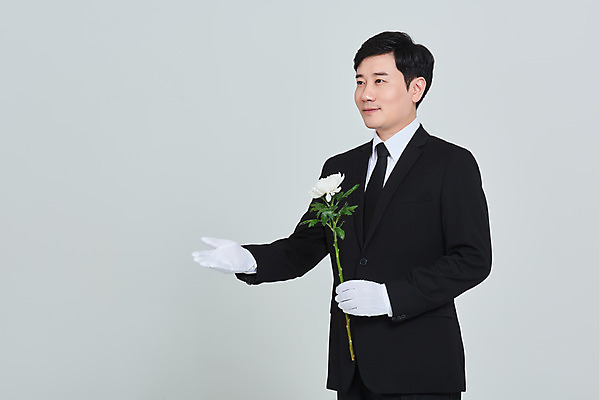 포토 JPG 스튜디오촬영 남자 꽃 장갑 회색배경 국화 실내 한명 들기 상반신 성인 옆모습 30대 한국인 애도 장례 성인남자한명만 상조 국내포토 식물 1 잡화 뷰포인트 백그라운드 모션 사람 동양인 내부 장년 회색 남자한명만 성인남자만 파일형식