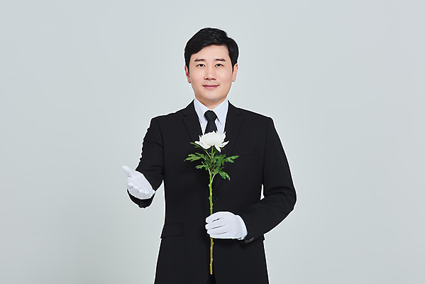 포토 JPG 스튜디오촬영 남자 꽃 장갑 회색배경 국화 실내 한명 들기 상반신 성인 앞모습 30대 한국인 애도 장례 성인남자한명만 상조 국내포토 식물 1 잡화 뷰포인트 백그라운드 모션 사람 동양인 내부 장년 회색 남자한명만 성인남자만 파일형식