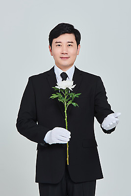 포토 JPG 스튜디오촬영 남자 꽃 장갑 회색배경 국화 실내 한명 들기 상반신 성인 앞모습 30대 한국인 애도 장례 성인남자한명만 상조 국내포토 식물 1 잡화 뷰포인트 백그라운드 모션 사람 동양인 내부 장년 회색 남자한명만 성인남자만 파일형식