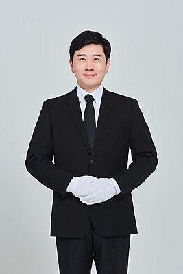 포토 JPG 스튜디오촬영 남자 장갑 회색배경 실내 한명 상반신 성인 앞모습 30대 한국인 애도 손모으기 장례 성인남자한명만 상조 국내포토 1 잡화 뷰포인트 백그라운드 사람 동양인 손짓 내부 장년 회색 남자한명만 성인남자만 파일형식