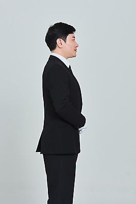 포토 JPG 스튜디오촬영 남자 장갑 회색배경 실내 한명 상반신 성인 옆모습 30대 한국인 애도 장례 성인남자한명만 상조 국내포토 1 잡화 뷰포인트 백그라운드 사람 동양인 내부 장년 회색 남자한명만 성인남자만 파일형식