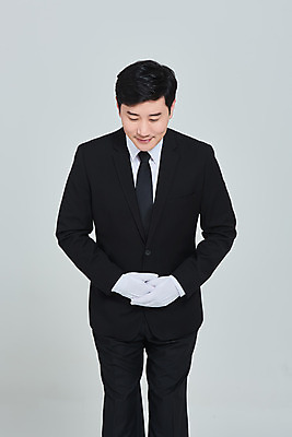 포토 JPG 스튜디오촬영 남자 장갑 회색배경 실내 한명 상반신 성인 앞모습 30대 한국인 인사 애도 손모으기 장례 성인남자한명만 상조 국내포토 1 잡화 뷰포인트 백그라운드 사람 동양인 손짓 내부 장년 회색 예절 남자한명만 성인남자만 파일형식