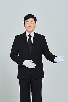 포토 JPG 스튜디오촬영 남자 장갑 회색배경 안내 실내 한명 손짓 상반신 성인 앞모습 30대 한국인 애도 장례 성인남자한명만 상조 국내포토 1 잡화 뷰포인트 백그라운드 모션 사람 동양인 내부 장년 회색 남자한명만 성인남자만 파일형식