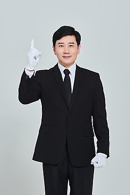 포토 JPG 스튜디오촬영 남자 장갑 회색배경 실내 한명 손짓 상반신 성인 앞모습 30대 한국인 가리킴 애도 장례 성인남자한명만 상조 국내포토 1 잡화 뷰포인트 백그라운드 모션 사람 동양인 내부 장년 회색 남자한명만 성인남자만 파일형식