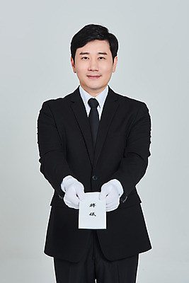 포토 JPG 스튜디오촬영 남자 장갑 회색배경 봉투 실내 한명 상반신 성인 앞모습 30대 한국인 주기 애도 장례 성인남자한명만 부의금 상조 국내포토 1 잡화 뷰포인트 백그라운드 모션 사람 동양인 내부 장년 회색 남자한명만 성인남자만 파일형식