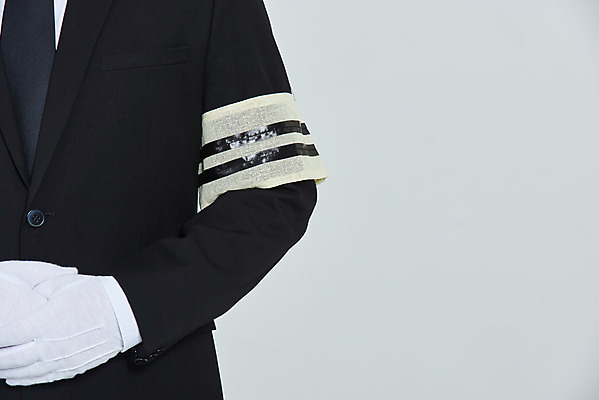 포토 JPG 스튜디오촬영 남자 장갑 회색배경 실내 한명 상반신 성인 앞모습 30대 한국인 애도 손모으기 장례 상주 완장 성인남자한명만 상조 국내포토 1 잡화 뷰포인트 백그라운드 사람 동양인 손짓 내부 장년 회색 남자한명만 성인남자만 파일형식