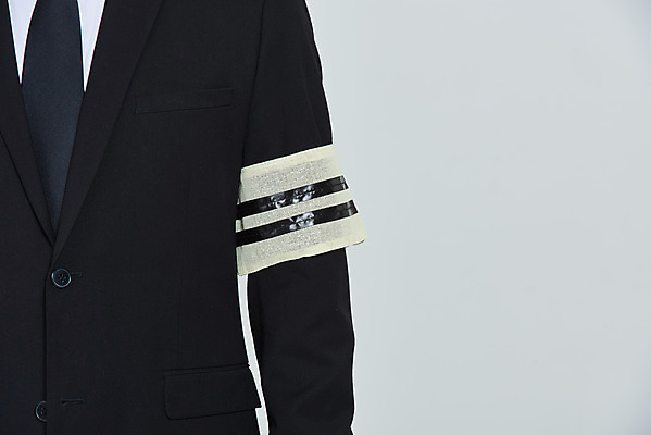 포토 JPG 스튜디오촬영 남자 장갑 회색배경 실내 한명 상반신 성인 앞모습 30대 한국인 애도 장례 상주 완장 성인남자한명만 상조 국내포토 1 잡화 뷰포인트 백그라운드 사람 동양인 내부 장년 회색 남자한명만 성인남자만 파일형식