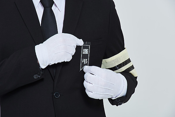 포토 JPG 스튜디오촬영 남자 장갑 회색배경 실내 한명 상반신 성인 앞모습 30대 한국인 애도 장례 상주 완장 성인남자한명만 상조 국내포토 1 잡화 뷰포인트 백그라운드 사람 동양인 내부 장년 회색 남자한명만 성인남자만 파일형식