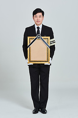 포토 JPG 스튜디오촬영 전신 남자 장갑 액자 회색배경 실내 한명 서기 성인 앞모습 30대 한국인 애도 장례 상주 영정사진 완장 성인남자한명만 상조 국내포토 1 잡화 뷰포인트 백그라운드 모션 사람 동양인 내부 장년 회색 남자한명만 성인남자만 파일형식