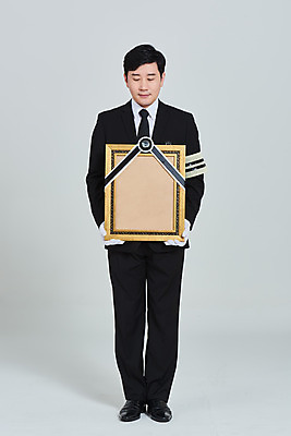 포토 JPG 스튜디오촬영 전신 남자 장갑 액자 회색배경 실내 한명 서기 성인 앞모습 30대 한국인 애도 장례 상주 영정사진 완장 성인남자한명만 상조 국내포토 1 잡화 뷰포인트 백그라운드 모션 사람 동양인 내부 장년 회색 남자한명만 성인남자만 파일형식