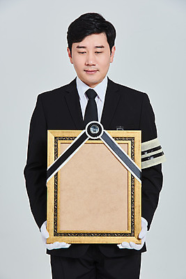 포토 JPG 스튜디오촬영 남자 장갑 액자 회색배경 실내 한명 들기 상반신 성인 앞모습 30대 한국인 애도 장례 상주 영정사진 완장 성인남자한명만 상조 국내포토 1 잡화 뷰포인트 백그라운드 모션 사람 동양인 내부 장년 회색 남자한명만 성인남자만 파일형식