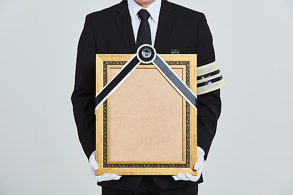 포토 JPG 스튜디오촬영 남자 장갑 액자 회색배경 실내 한명 상반신 성인 앞모습 30대 한국인 애도 장례 상주 영정사진 완장 성인남자한명만 상조 국내포토 1 잡화 뷰포인트 백그라운드 사람 동양인 내부 장년 회색 남자한명만 성인남자만 파일형식